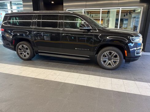 Used 2024 Jeep Wagoneer L Series II w/ Flexible Seating Group RWD image 10