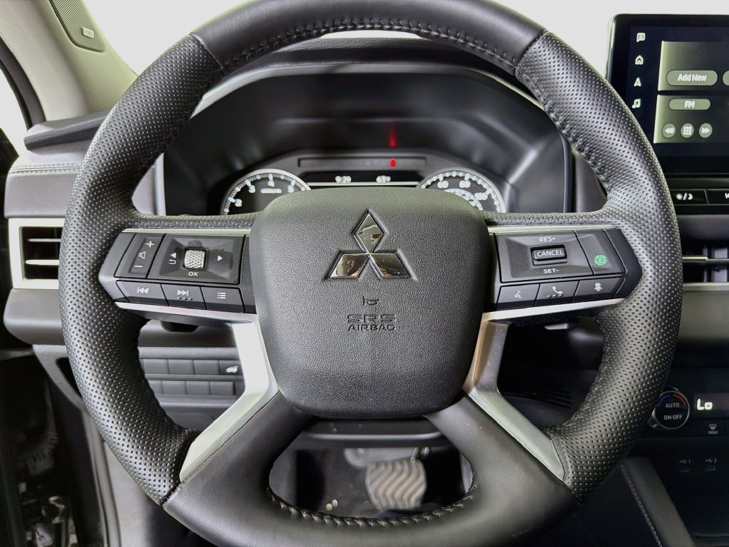 Used 2025 Mitsubishi Outlander SE AWD/4WD image 14