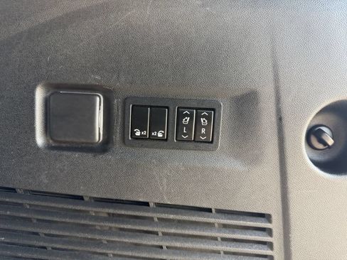 Used 2021 Chevrolet Suburban Premier w/ Premium Package AWD/4WD image 13