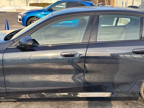 Used 2025 BMW 550e xDrive w/ Premium Package image 17