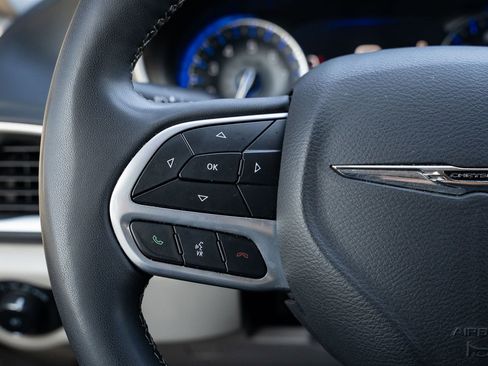 Used 2023 Chrysler Pacifica Touring-L FWD image 27