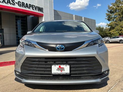 Used 2025 Toyota Sienna XLE FWD image 3