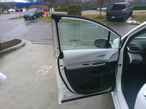 Used 2025 Toyota Sienna LE image 17