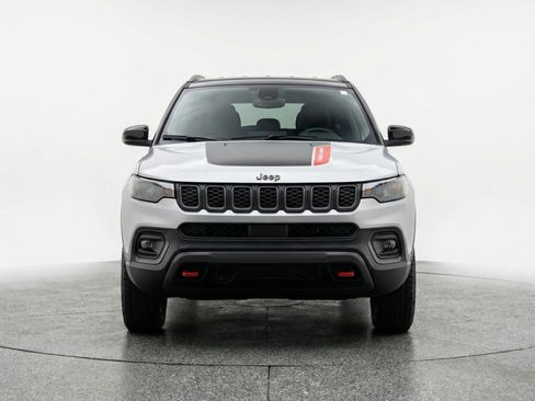 Used 2025 Jeep Compass Trailhawk AWD/4WD image 2