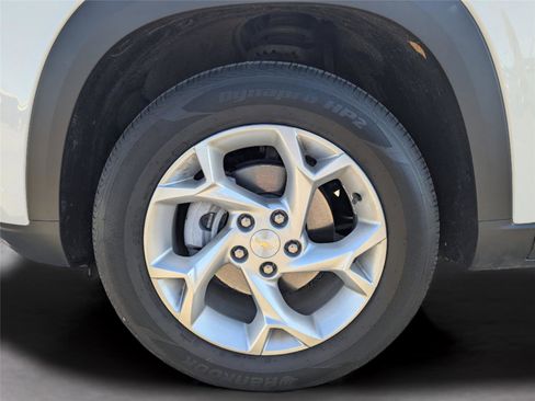 Used 2025 Chevrolet Trax LS w/ LS Convenience Package image 10