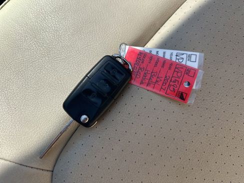 Used 2007 Volkswagen Beetle Convertible w/ Package 1 FWD image 34