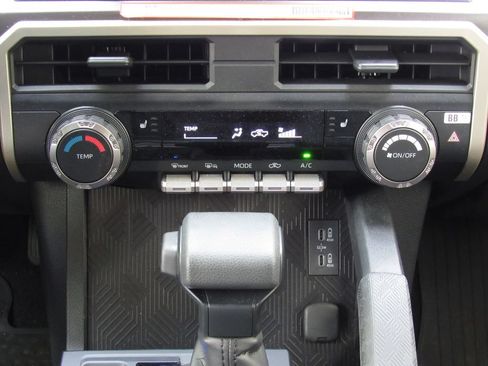 Certified 2025 Toyota Tacoma SR5 AWD/4WD image 30