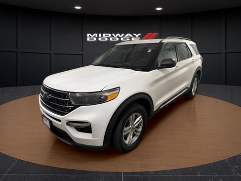 Used 2021 Ford Explorer XLT w/ Equipment Group 202A AWD/4WD image 2