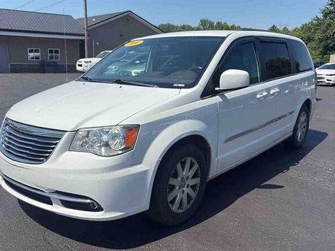 Used 2016 Chrysler Town & Country Touring FWD image 4