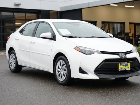 Used 2018 Toyota Corolla LE image 1