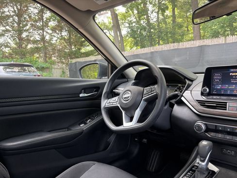 Used 2025 Nissan Altima 2.5 SV FWD image 34