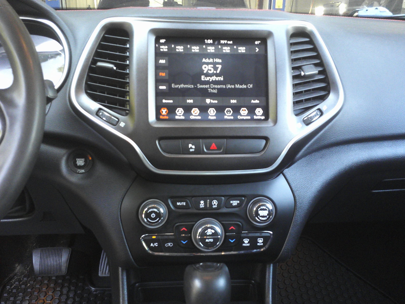 Used 2020 Jeep Cherokee Trailhawk AWD/4WD image 17