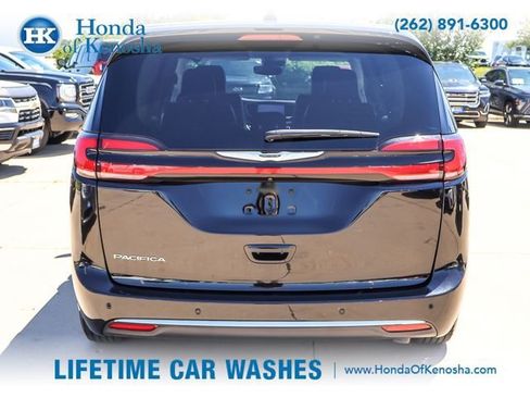Used 2024 Chrysler Pacifica Touring-L FWD image 4