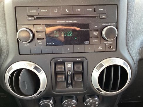 Used 2016 Jeep Wrangler Unlimited Sahara w/ Connectivity Group AWD/4WD image 3