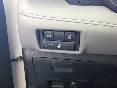 Used 2023 Toyota Highlander L image 32