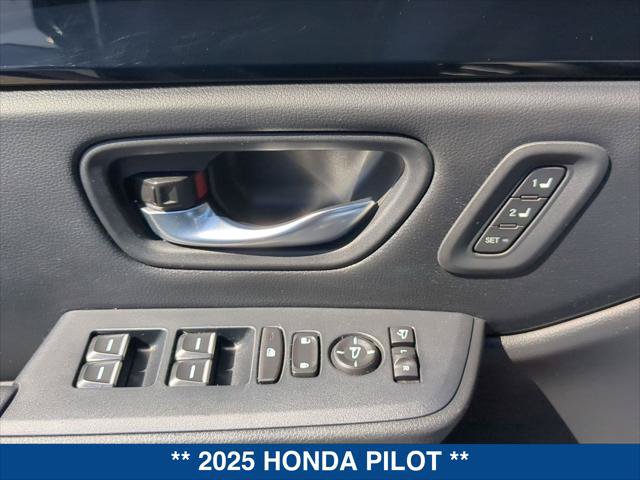 Used 2025 Honda Pilot TrailSport image 11