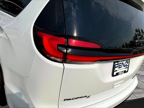 Used 2021 Chrysler Pacifica Limited w/ Uconnect Theater Family Group FWD image 23