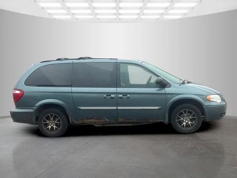 Used 2007 Chrysler Town & Country Touring image 3