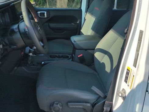 Used 2025 Jeep Wrangler Unlimited Rubicon AWD/4WD image 11