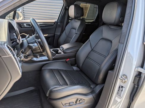 Certified 2023 Porsche Cayenne Turbo AWD/4WD image 5