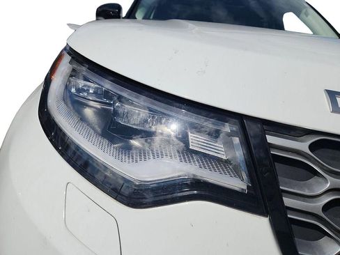 Used 2024 Land Rover Discovery S image 9