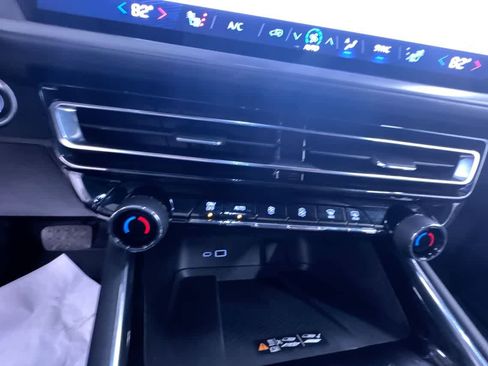 Used 2025 Chevrolet Traverse LT image 28