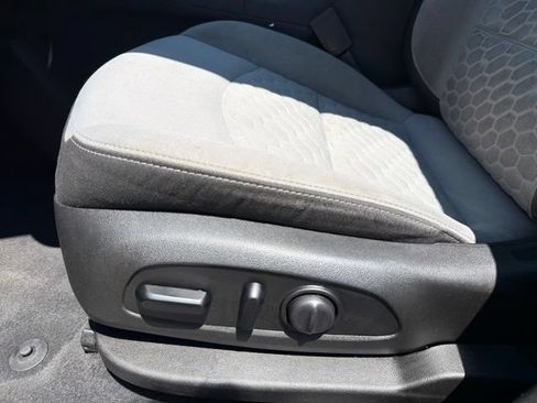 Used 2019 Chevrolet Equinox LS w/ LS Convenience Package FWD image 9