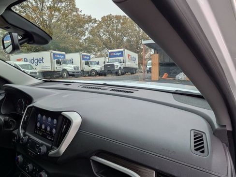 Used 2024 GMC Terrain SLT image 31