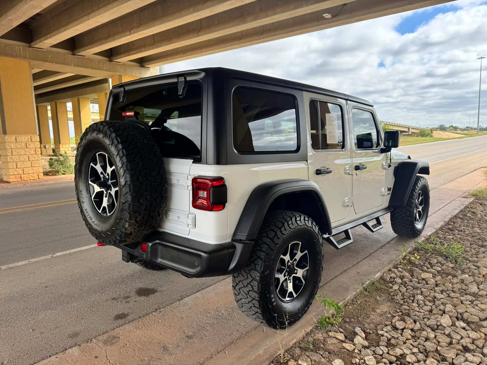 Used 2022 Jeep Wrangler Unlimited Rubicon w/ LED Lighting Group AWD/4WD image 3
