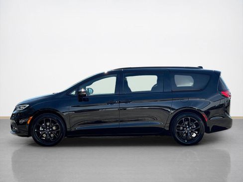 New 2026 Chrysler Pacifica Limited image 4