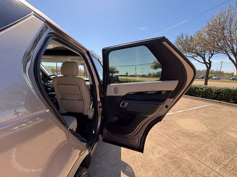 Used 2017 Land Rover Discovery SE image 19