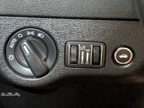 Used 2019 Dodge Charger SXT RWD image 21