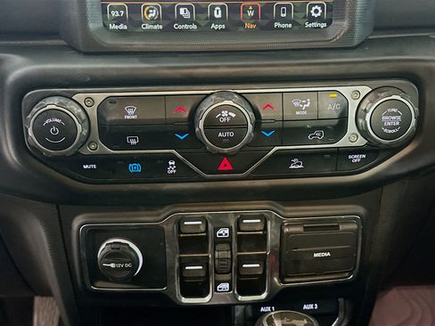 Used 2023 Jeep Wrangler Unlimited Sahara AWD/4WD image 23