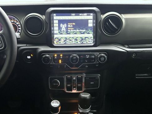 Used 2023 Jeep Gladiator Sport AWD/4WD image 12