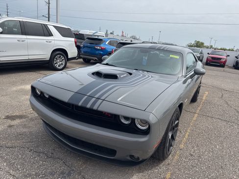 Used 2018 Dodge Challenger R/T RWD image 3