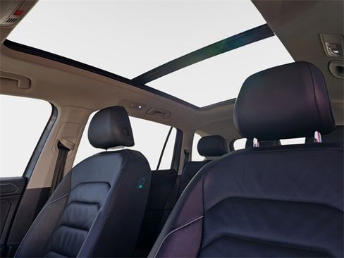 Used 2019 Volkswagen Tiguan SEL Premium image 33