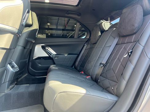 Used 2023 BMW i7 xDrive60 AWD/4WD image 17