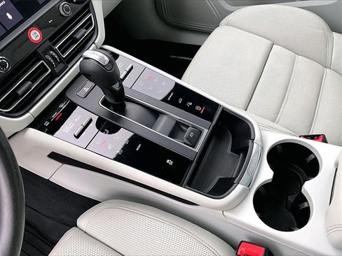 Used 2022 Porsche Macan image 17