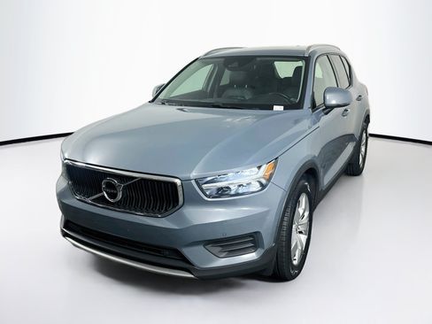 Used 2020 Volvo XC40 T4 Momentum FWD image 3