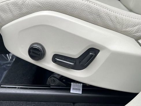 Used 2022 Volvo XC60 B5 Momentum w/ Climate Package image 22