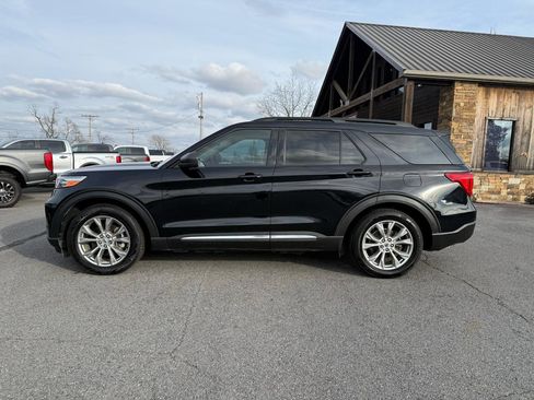 Used 2021 Ford Explorer XLT w/ Equipment Group 202A image 3