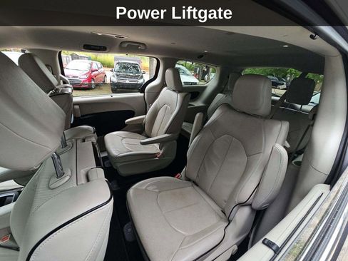 Used 2020 Chrysler Pacifica Limited w/ Advanced Safetytec Group FWD image 16
