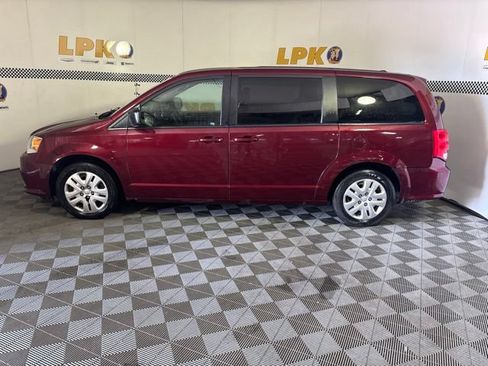 Used 2018 Dodge Grand Caravan SE w/ UConnect Hands-Free Group FWD image 3
