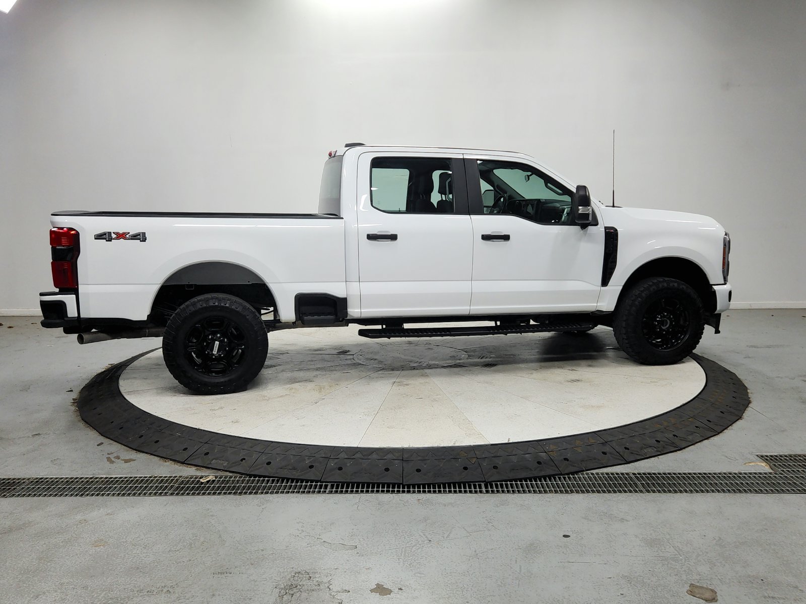 Used 2023 Ford F250 XL w/ STX Appearance Package AWD/4WD image 9
