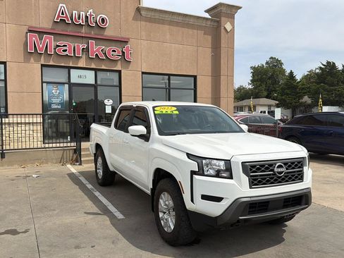 Used 2022 Nissan Frontier SV AWD/4WD image 3