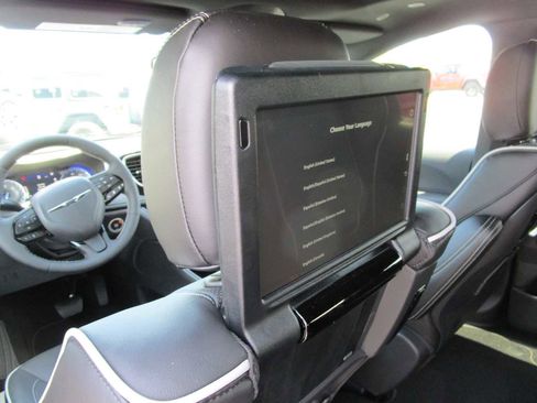 New 2026 Chrysler Pacifica Limited w/ Uconnect Theater Family Group AWD/4WD image 24