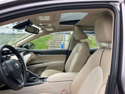 Used 2020 Toyota Camry XLE w/ Navigation Package image 9