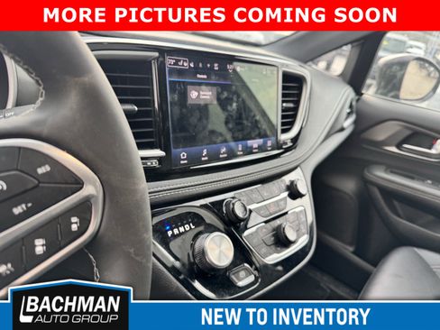 Used 2025 Chrysler Pacifica Select image 7
