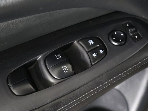 Used 2019 Nissan Pathfinder SV image 38