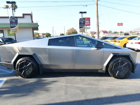 Used 2024 Tesla Cybertruck AWD Crew Cab image 8